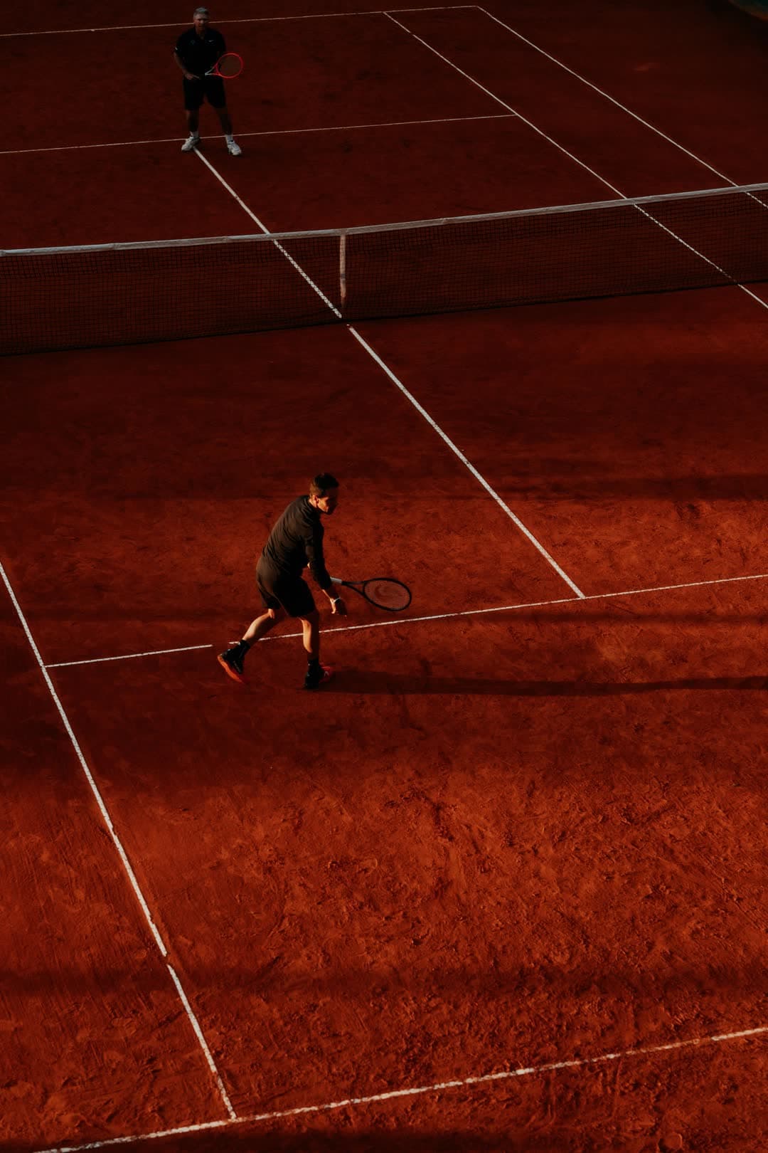 Partido de tenis en un club